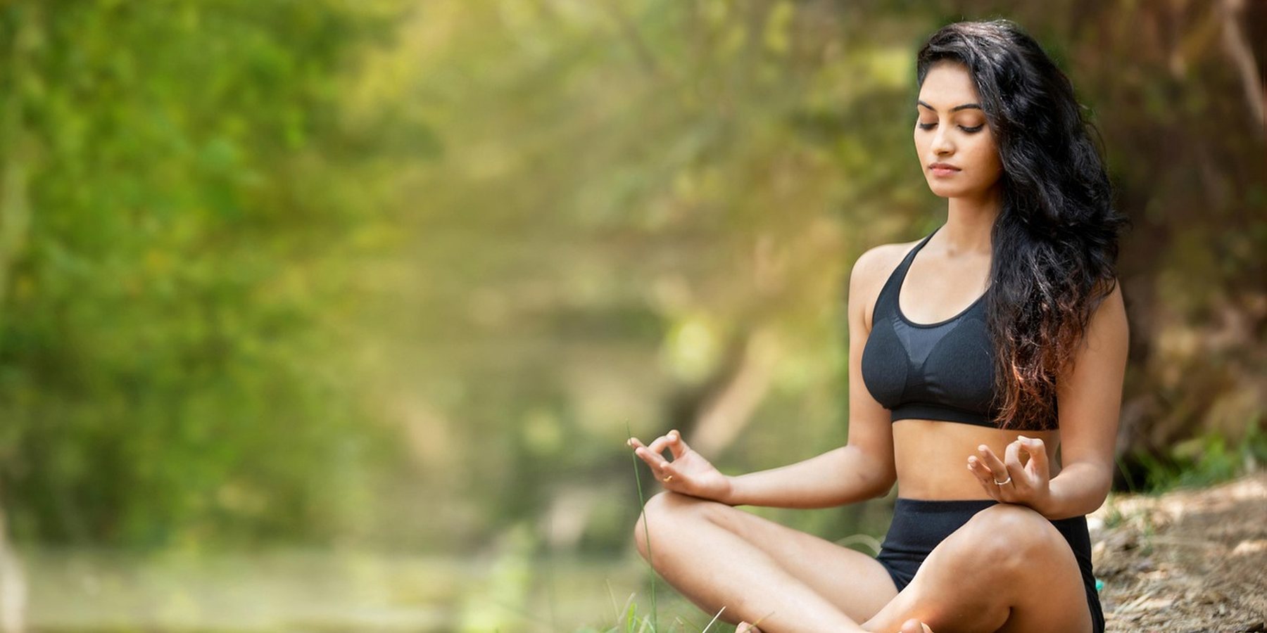 Cours de yoga dans une salle lumineuse