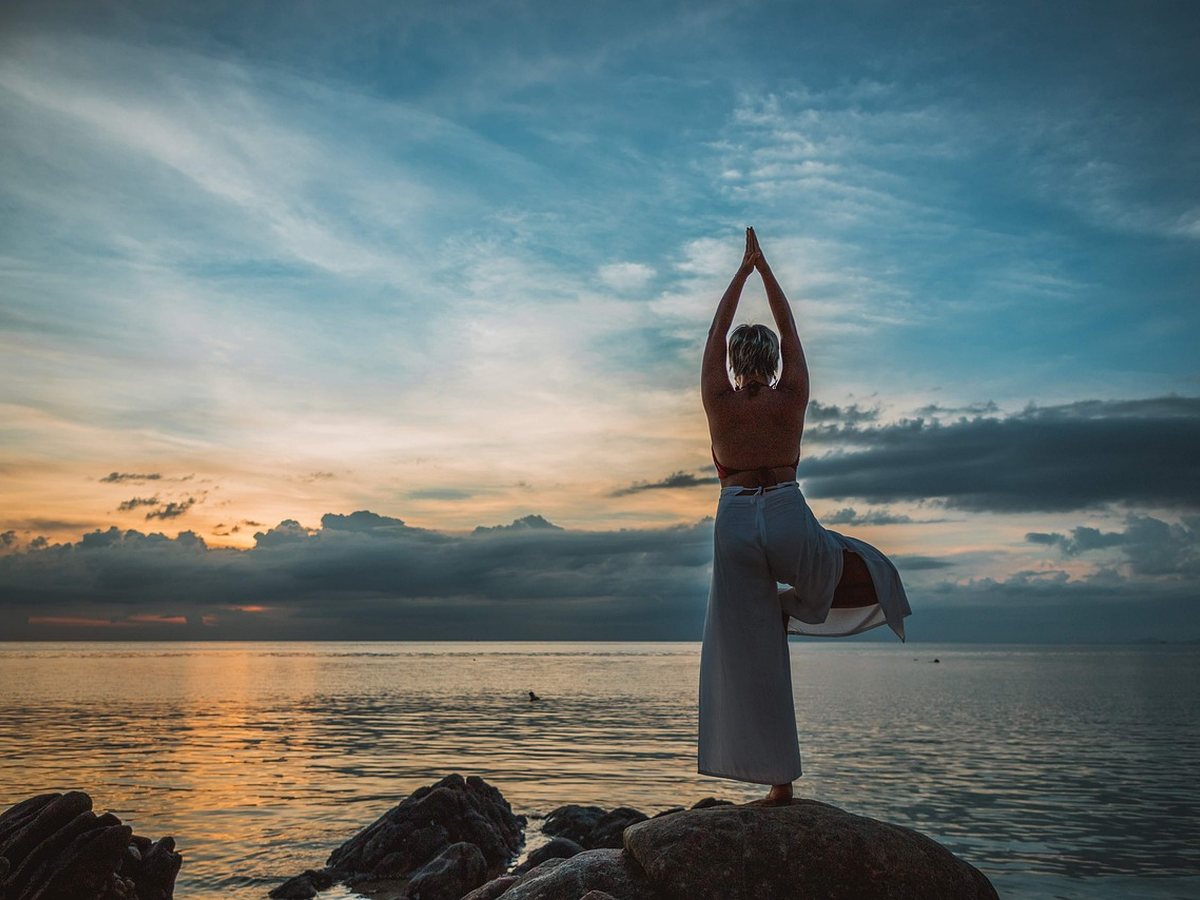 Posture de yoga au coucher du soleil